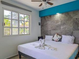Un dormitorio con una cama con ventilador de techo. en Romantic Escape I 500m Award-Winning Beach I Memory Foam King Bed I AC Kitchen WiFi 5B, en Playa del Carmen 46 fotos más