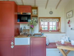 Nhà bếp/bếp nhỏ tại Bonnie's Shepherd Hut - Uk50228