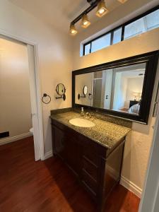 サンノゼにあるFamilyFriendly 3BR Near Eastridge, Lake Cunninghamの洗面台と大きな鏡のあるバスルーム