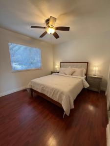 サンノゼにあるFamilyFriendly 3BR Near Eastridge, Lake Cunninghamのベッドルーム1室(ベッド1台、シーリングファン付)