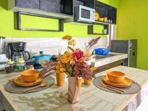 Η κουζίνα ή μικρή κουζίνα στο Romantic Escape I 500m Award-Winning Beach I Memory Foam King Bed I AC Kitchen WiFi 4B