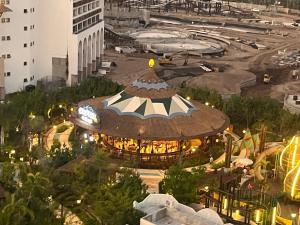 ヌエボ・バジャルタにあるNuevo Vallartaのジェットコースターのある建物の上空からの眺め +12枚の写真