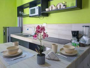 Η κουζίνα ή μικρή κουζίνα στο Romantic Escape I 500m Award-Winning Beach I Memory Foam Bed I AC Kitchen WiFi 1B