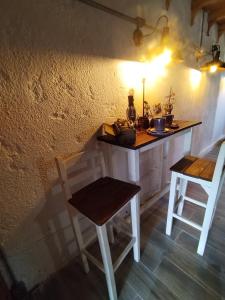 une cuisine avec un comptoir, une table et des chaises dans l'établissement Vinoteca Vintage, à Piriápolis 2 autres photos