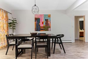 Un comedor con una mesa y sillas negras. en Relaxing River Retreat Near Moms Beach with Patio, en Hacienda 33 fotos más