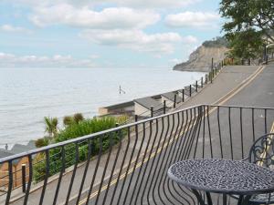 una mesa en una valla al lado del agua en Chine Bluff, en Shanklin