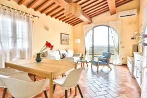 ein Wohnzimmer mit Tisch und Stühlen in der Unterkunft La Lunaria di Lajatico in Laiatico