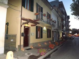 um edifício ao lado de uma rua com flores em B&B CENTRAL TOMA 2 em Montecatini Terme