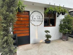 TabacundoにあるBed and Breakfast in Tabacundoの鉢植えのレストランの玄関 +3枚の写真