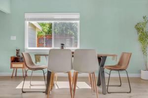 Posezení v ubytování Modern Country Home Near Downtown & Bike Trail