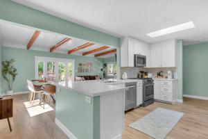 Kuchyň nebo kuchyňský kout v ubytování Modern Country Home Near Downtown & Bike Trail