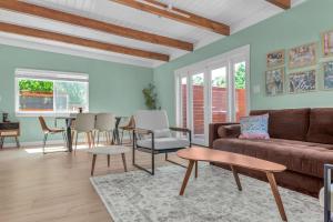 Posezení v ubytování Modern Country Home Near Downtown & Bike Trail