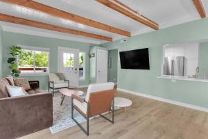 TV a/nebo společenská místnost v ubytování Modern Country Home Near Downtown & Bike Trail + 24 fotografií