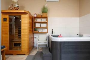 Billede fra billedgalleriet på Three Bedroom Holiday Home with Pool i Trbounje