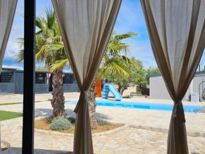 Πισίνα στο ή κοντά στο Classic Two Bedroom Mobile Home with Terrace and Sea View Br2