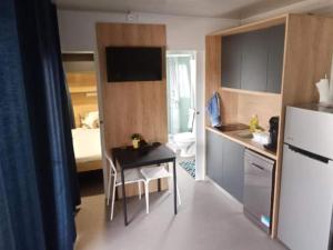 Η κουζίνα ή μικρή κουζίνα στο Classic Two Bedroom Mobile Home with Terrace and Sea View Br2