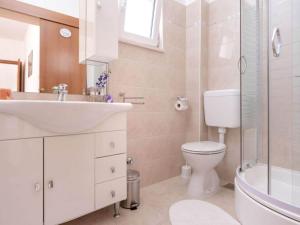 Koupelna v ubytování One Bedroom Luxury Apartment with Balcony and Sea View 1 + 13 fotografií