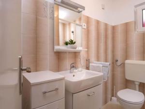 Ένα μπάνιο στο One Bedroom Apartment with Terrace 5 +10 φωτογραφίες