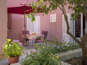 Κήπος έξω από το One Bedroom Apartment with Terrace 5