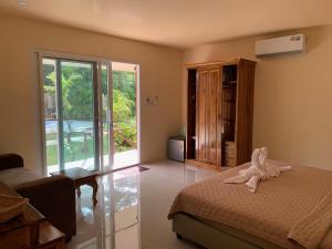 Un dormitorio con una cama y una puerta corrediza de vidrio. en Jungle View Resort, en Ko Chang