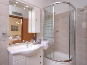 Un baño con lavabo y ducha en One Bedroom Apartment with Balcony 3, en Vrboska