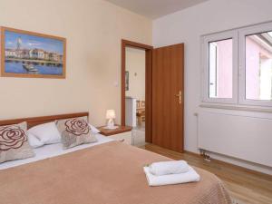 Un dormitorio con una cama grande y una ventana en One Bedroom Apartment with Balcony 3, en Vrboska