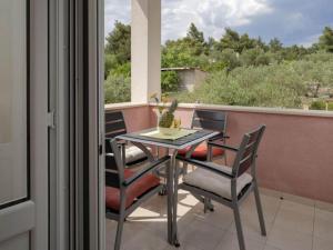 Una mesa y sillas en un balcón con vista. en One Bedroom Apartment with Balcony 3, en Vrboska