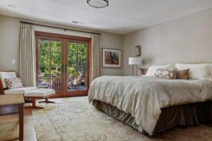 Un dormitorio con una cama y una ventana grande. en 10 Acre Estate with Views Teahouse and Pickleball Court, en Graton