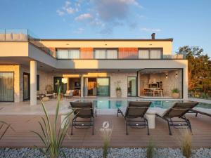 Πισίνα στο ή κοντά στο Luxury Villa with heated infinity pool and sauna