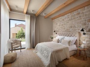 Ένα ή περισσότερα κρεβάτια σε δωμάτιο στο Luxury Villa with heated infinity pool and sauna +22 φωτογραφίες