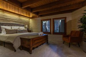 Un dormitorio con una cama, un escritorio y una silla. en Tri-Level MCM Masterpiece Redwoods Golf & Spa, en Monte Rio 39 fotos más