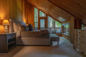Un dormitorio con una cama, una cómoda y ventanas. en Tri-Level MCM Masterpiece Redwoods Golf & Spa, en Monte Rio