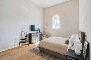 Ένα ή περισσότερα κρεβάτια σε δωμάτιο στο Casa Castillo - Boutique Suites in Downtown Santa Barbara +46 φωτογραφίες