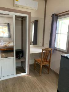 Habitación con silla y litera en Jungle View Resort, en Ko Chang