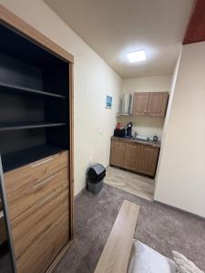 an empty kitchen with a door to a room at Bee house 11 in Odorheiu Secuiesc