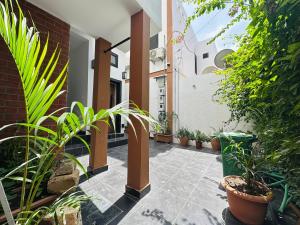 a courtyard with potted plants and a building at Maison confortable élégante et équipée pour un séjour idéal à Dakar in Dakar