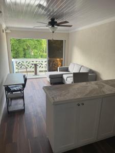 ein Wohnzimmer mit Couch und Tisch in der Unterkunft BattsRock Beach Condos 202 in Saint Michael