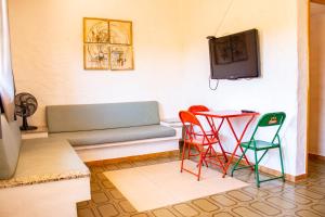 a living room with a couch and chairs and a table at Parque Pousada Macaquinho Turismo in Serra Negra