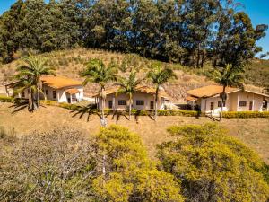 an aerial view of a house with palm trees at Parque Pousada Macaquinho Turismo in Serra Negra