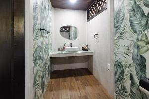 Ένα μπάνιο στο Playa Grande Lodge & Tree House