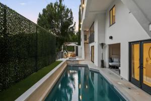 ロサンゼルスにあるVilla Soleaの家の裏庭にあるプール