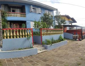 南卡希亚斯妈妈的旅舍的前面有栅栏的蓝色房子