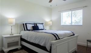 Postel nebo postele na pokoji v ubytování Sunshine paradise retreat with heated pool and canal access + 32 fotografií