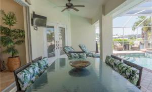 TV a/nebo společenská místnost v ubytování Sunshine paradise retreat with heated pool and canal access