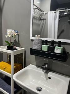 ein Badezimmer mit Waschbecken und Spiegel in der Unterkunft Pleasant Air Residences City View in Sampong