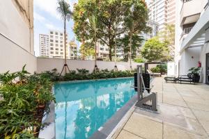a swimming pool in the middle of a building at CGB1306 - Bela Vista com Piscina in São Paulo