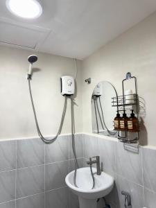 Ένα μπάνιο στο Cozy Studio with Pool & Balcony near Mactan Airport