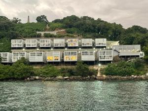a building on the shore of a body of water at Refúgio da Lagoa azul in Angra dos Reis