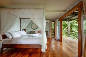 Ένα ή περισσότερα κρεβάτια σε δωμάτιο στο Narra Hill Tagaytay