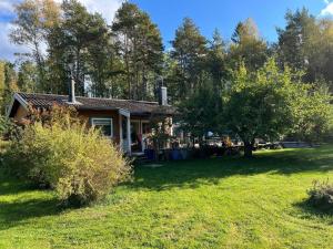 una casa con un cortile davanti di 5 person holiday home in ADELSÖ ad Adelsö
